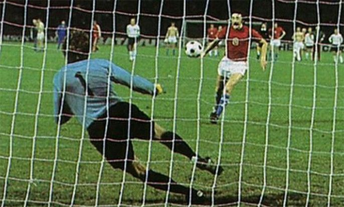 Panenka là gì? Hướng dẫn cách sút Panenka đơn giản